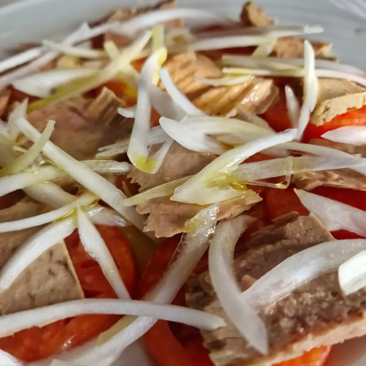 Amanida de tomàquet amb tonyina i ceba tendra
